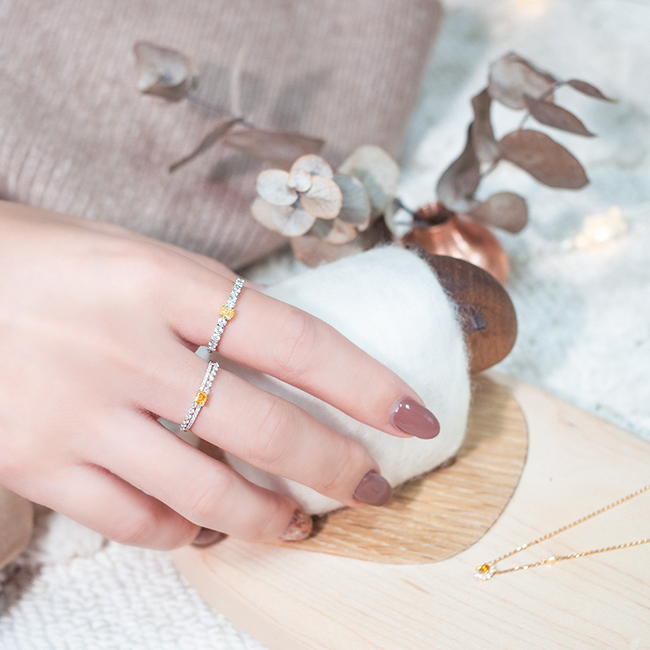 Yuzu cushion two-row yellow diamond ring